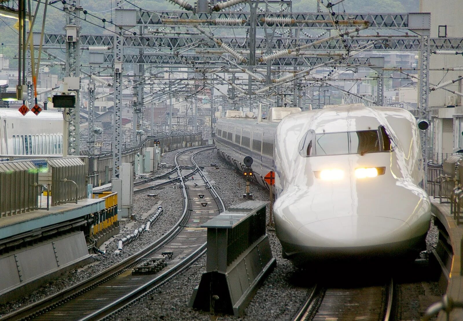 Железные дороги японии. Поезд Синкансен в Японии. Железнодорожная магистраль Синкансен. Сверхскоростной поезд в Японии. Японский скоростной поезд Синкансэн.