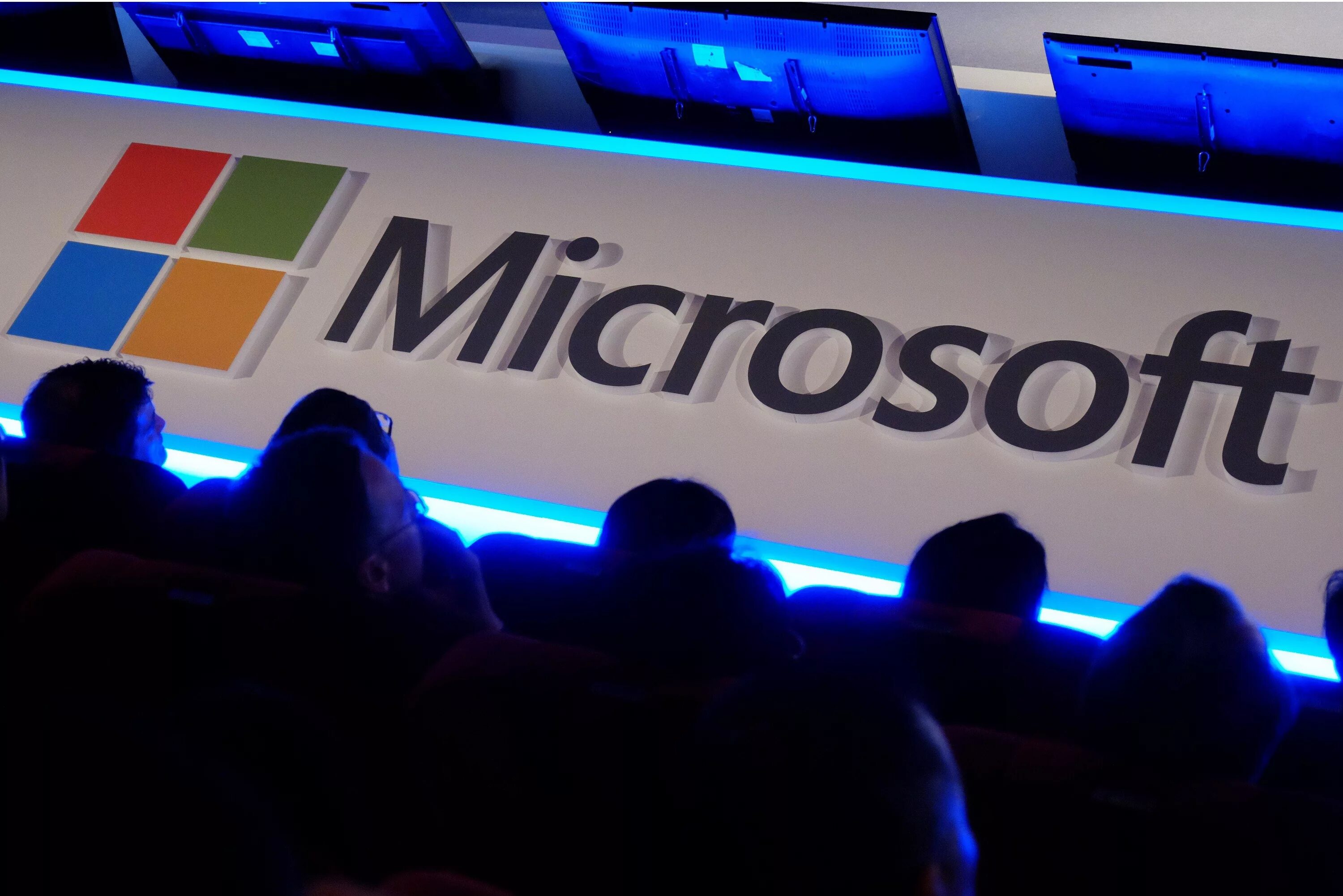 Microsoft go. Майкрософт 21. майкрософт 18. майкрософт выкупил. microsoft увольняет.