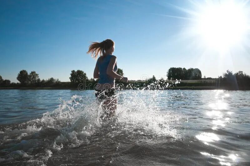 Включи бегущий воды. Девушка бежит в воду. Девочка бежит по воде. Бег по воде. Женщина бежит по воде.