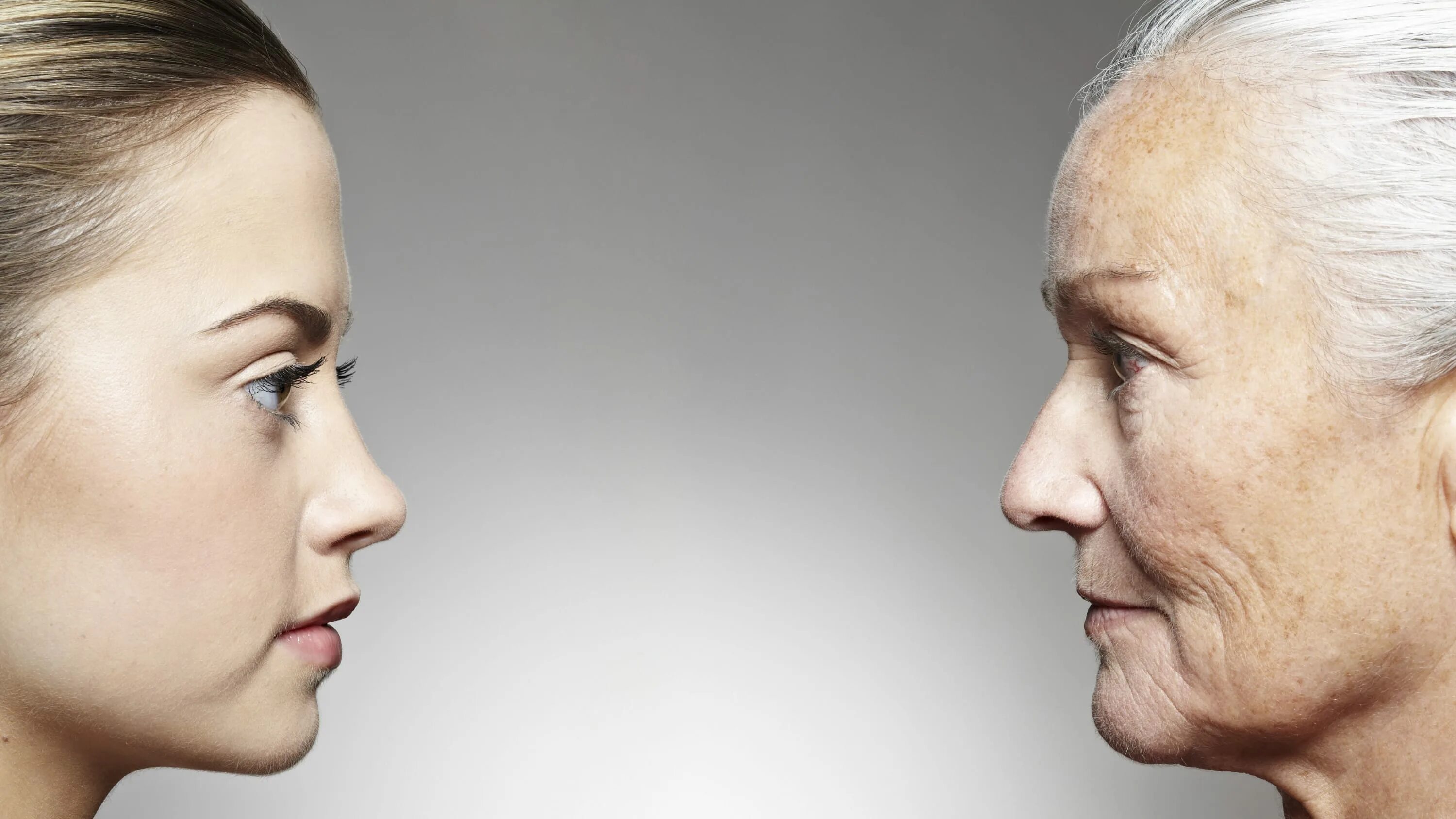 Старому возрасту. Пожилая женщина в профиль. Увядающая кожа. Старое лицо профиль. Старение человека.