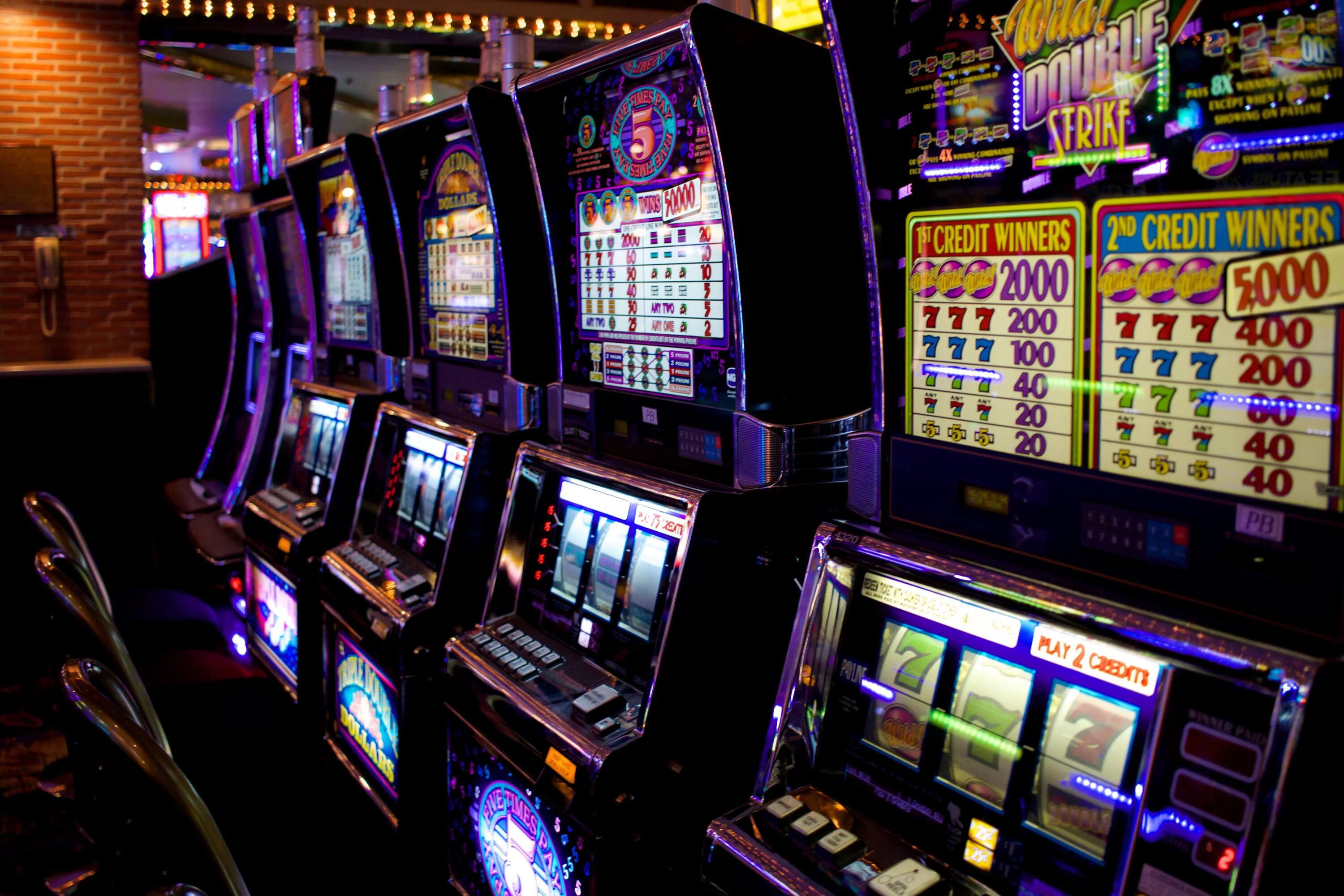 Какие самые лучшие игровые автоматы. Spin City игровые автоматы. Спин Сити игровые автоматы казино. Зал игровых автоматов. Игровые автоматы 2000.