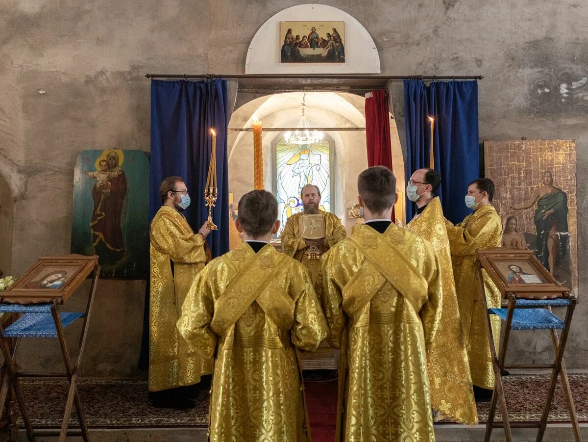 Служба в церкви вологда. Митрополит савва вологодский. Церковь преображение вологда. Церковь покрова на козлене интерьер. Андреевский храм вологда.