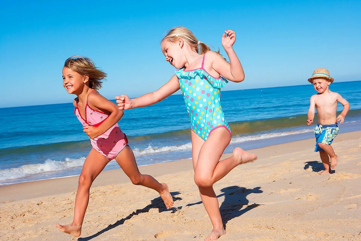 Naturism fun. Девочки с родителями на пляже. Девочки играют на пляже. Маленькие нудисточки с д.