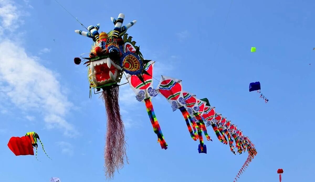 Китайский воздушный. Фестиваль воздушных змеев, Вэйфан, Китай.. Воздушные змеи фестиваль в Китае. Вэйфан воздушные змеи. Фестиваль воздушных змеев в Японии.