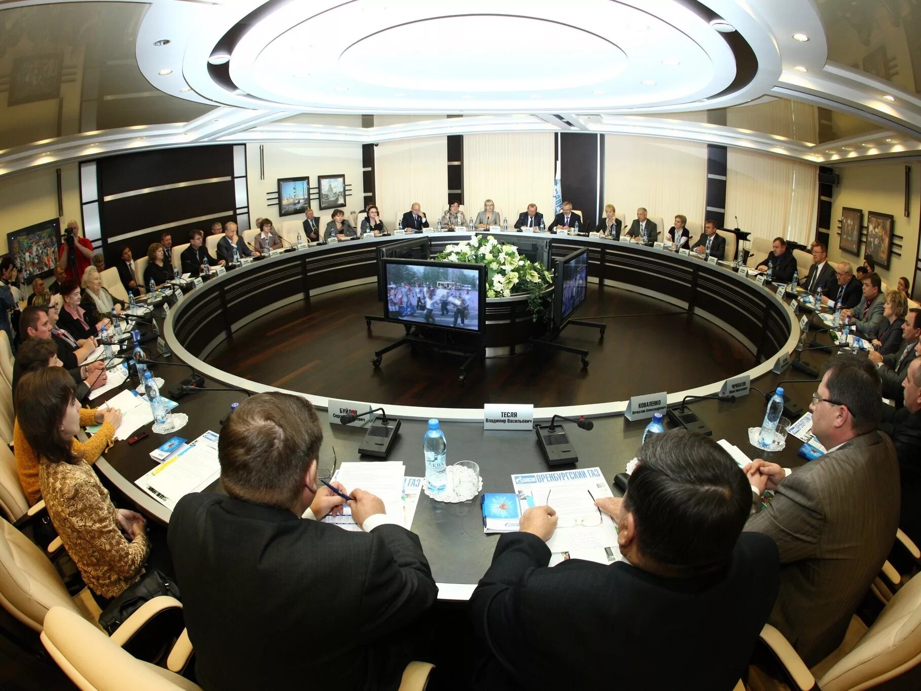 Депутаты за круглым столом. Круглый стол. Заседание кабинета министров россии. Круглый стол заседание. Зал заседаний государственной думы.