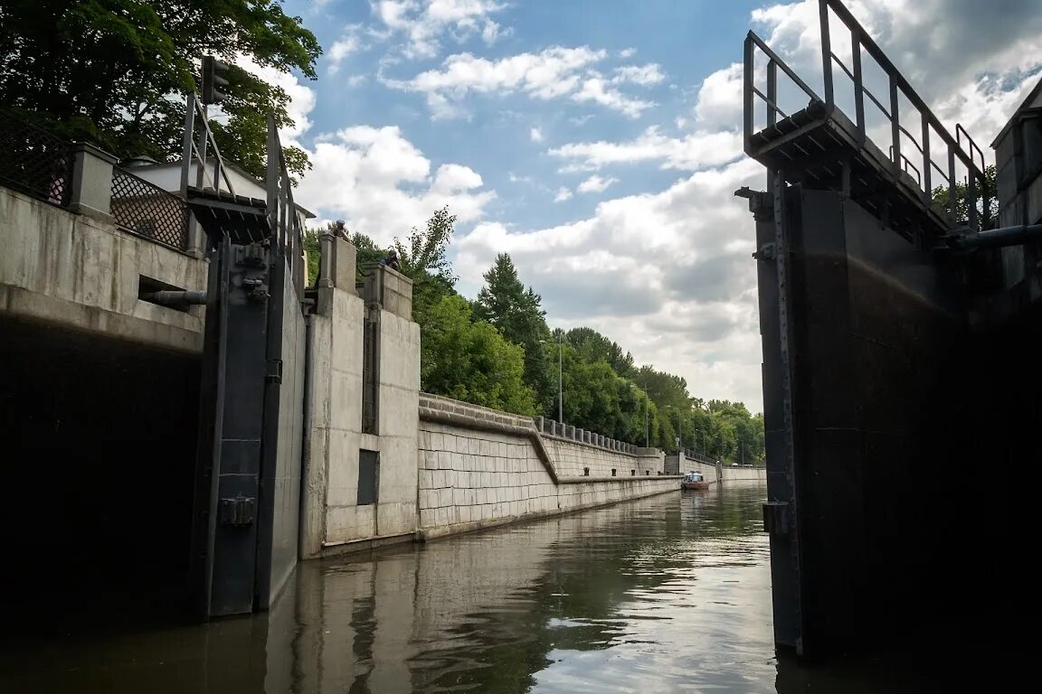 Шлюз исправлено. Елагин остров шлюзы. Старопетергофский канал шлюзы. Мосводоканал шлюзы. Остров шлюзы в Москве.