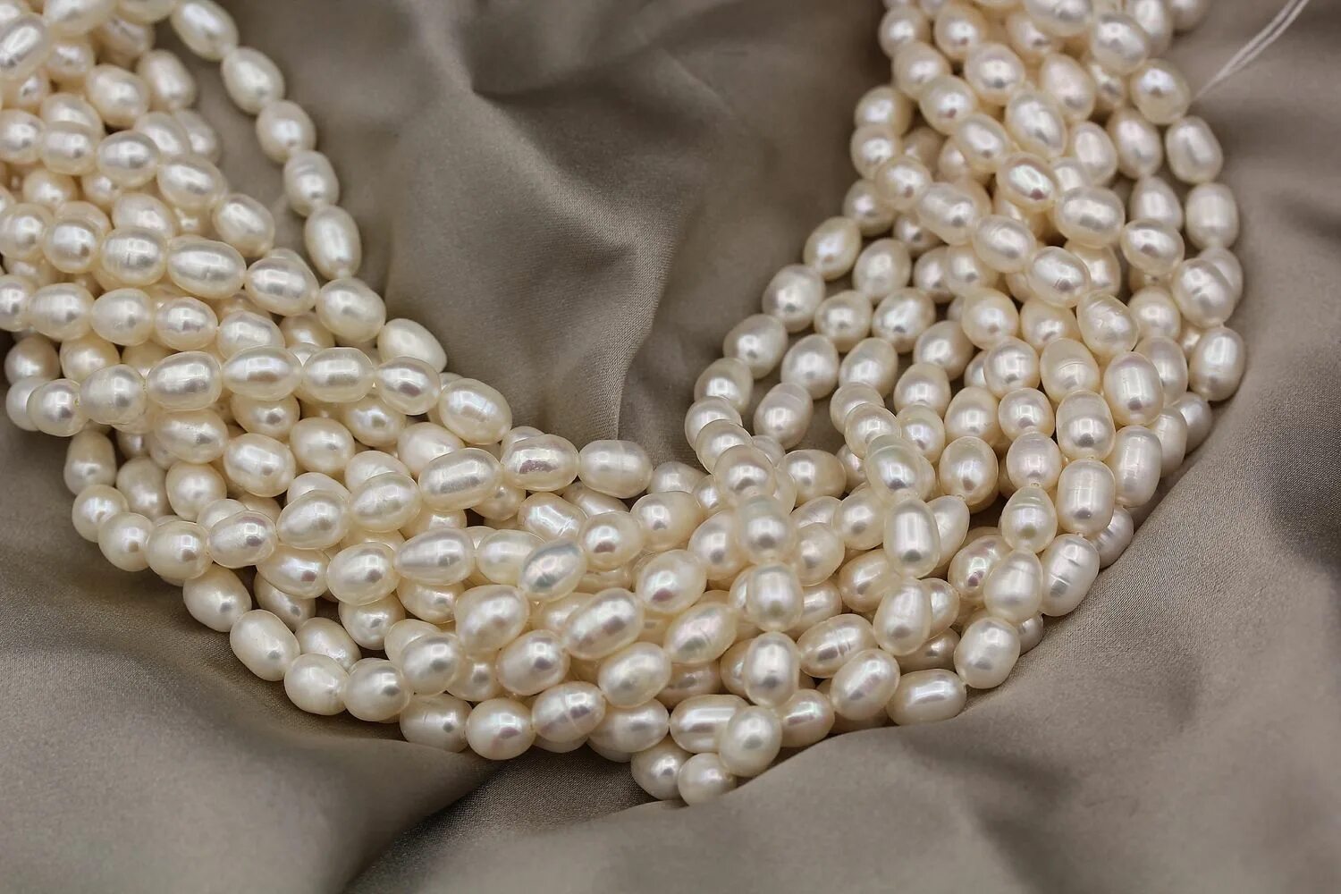 река жемчуг. бусы из речного жемчуга. речной жемчуг рис. жемчуг бурмицкий. изделия из речного жемчуга.