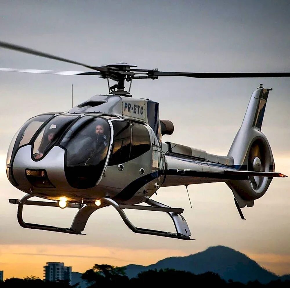 Мин верт. Eurocopter ec130. eurocopter ec130 кабина. еврокоптер 130 т2. скайфокс вертолет.