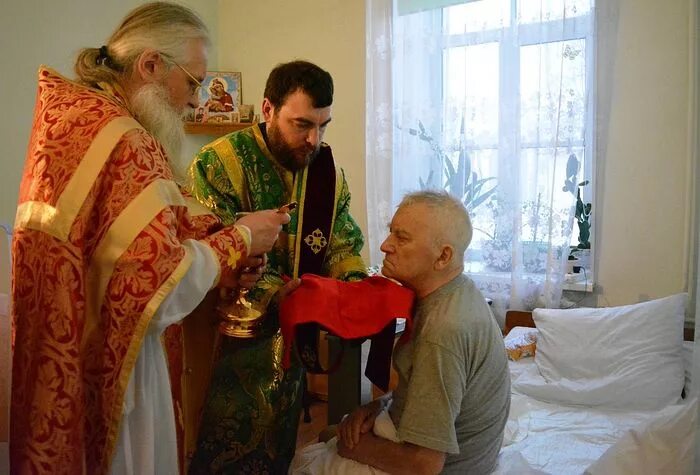 богослужение литургия. священник причащает в больнице. храм в больнице. причащение на дому болящего. чин причащения больного.