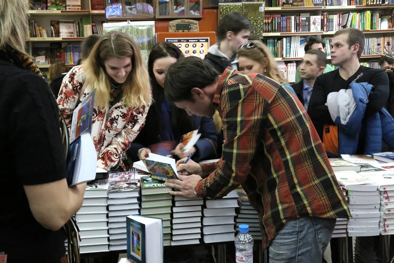 Встреча писателя с читателями. Встреча с читателями в книжном. Встреча с писателем. Встреча с читателями в книжном магазине.