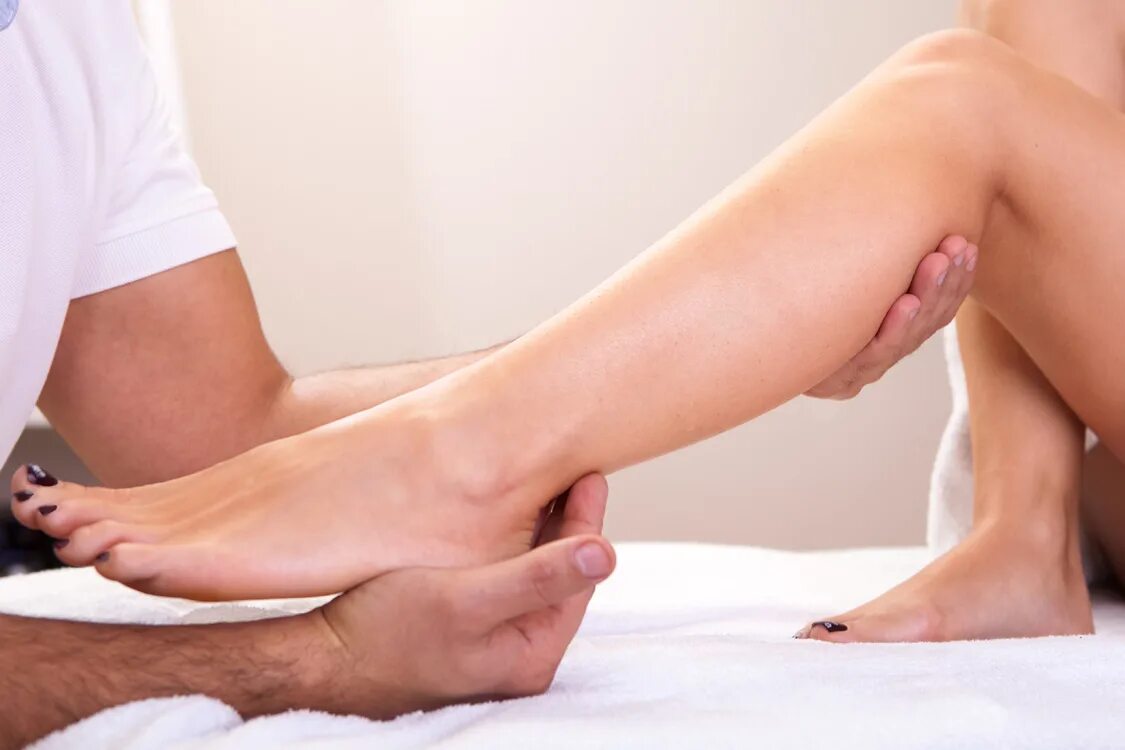 Step massage. Массаж ног. Массаж голени. Массаж ног женщине. Массаж ножек девушке.