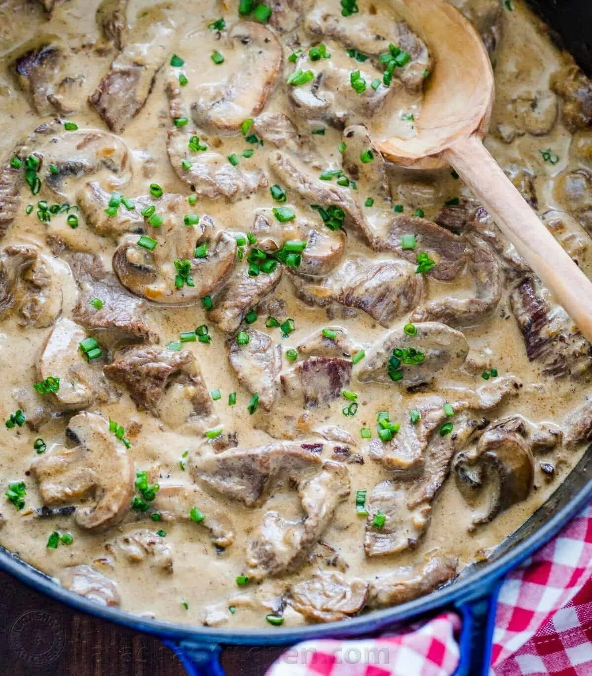 Пицца Строганофф. Beef Stroganoff в рулете. Подшивка с грибами шампиньонами. Что приготовить из шампиньонов на второе на сковородке.