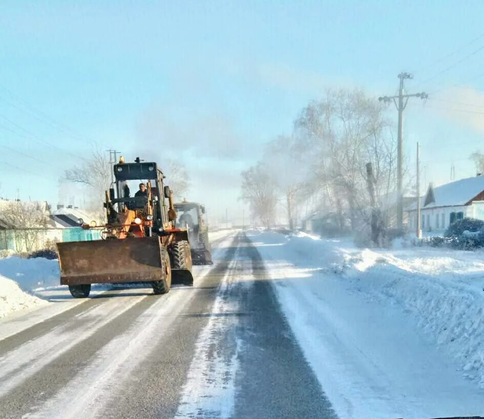 Дорога очищена от снега. Очистка дорог от снега в сельской местности. Уборка снега на дорогах. Расчистка снега в деревне. Уборка снега в сельских дорогах.