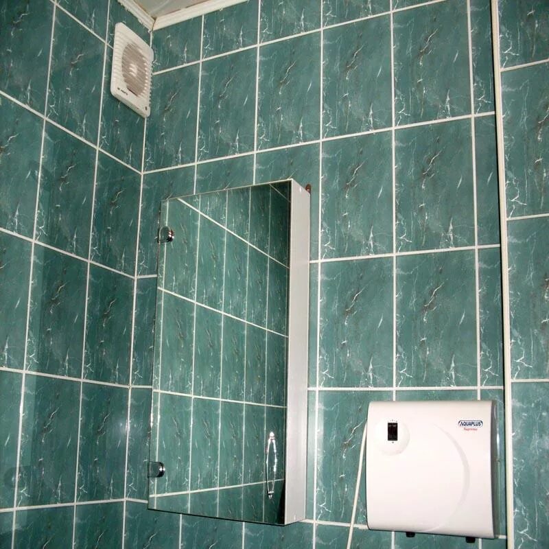 В ванной комнате установлен. Монтаж вентилятора в ванную комнату. Вентиляционный для санузла в стене. Монтаж вентилятора в ванную. Монтаж вытяжки в ванной.