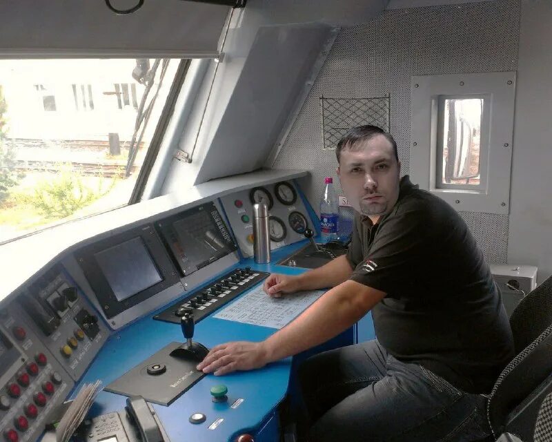 Профессия машинист маневрового локомотива. Профессия помощник машиниста тепловоза. Профессия помощник машиниста электровоза. Профессия помощник машиниста электровоза. Машинист михал михалыч.