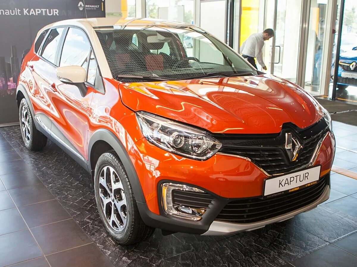 Рено сандеро каптур. Рено каптур оранжевый с черной крышей. Рено каптур оранжевый. Оранжевый рено каптур с прицепом. Рено каптюр 2017г оранжевый.