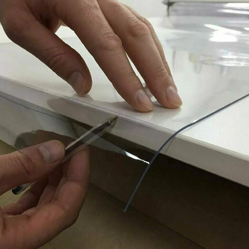 Прозрачная клеенка на кухонный стол. Как гибкое стекло положить на стол правильно. Силиконовая пленка на стол. Скатерть прозрачная"жидкое стекло" (80*120см. Защитная пленка на кухонный стол.