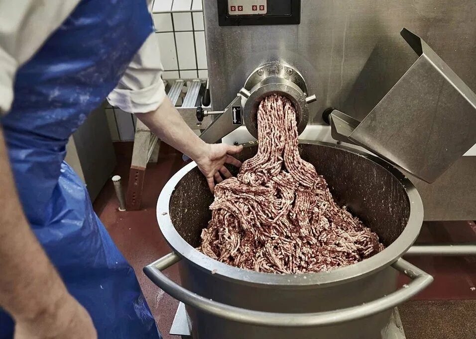 Измельчение мяса для колбасы. Волчок для измельчения мяса. ИЗЛЕЛЬЧЕНИЕ яс для Кобасы. Производство в 50 000 000
