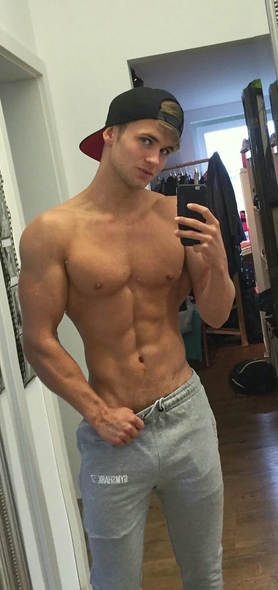 Фото парня 18 домашние