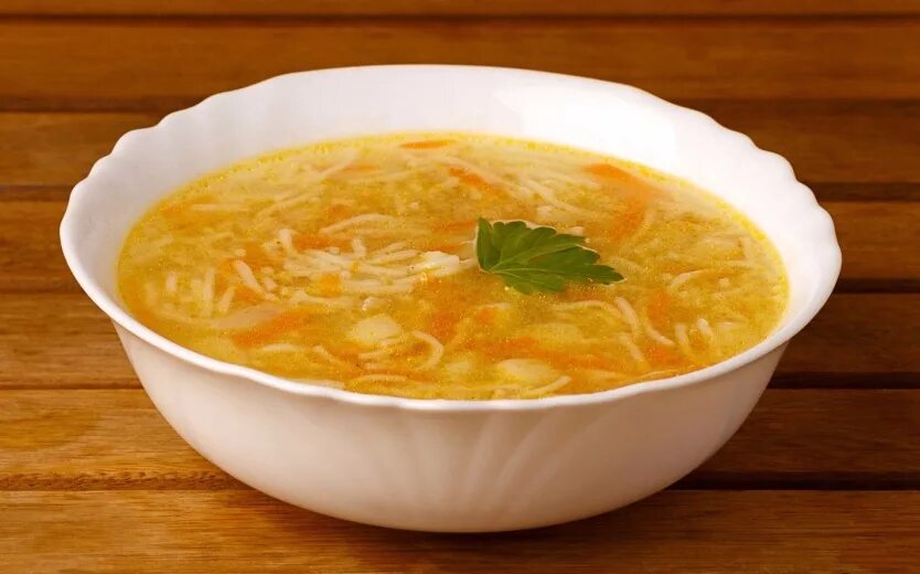 Суп с вермишелью и картошкой. Суп куриный вермишелевый. Куриный суп с вермишелью. Суп вермишелевый с курицей. Суп картофельный с вермишелью.
