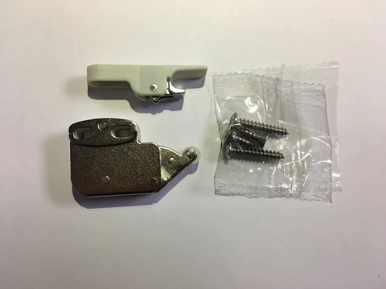 нажимная защелка для люков hafele quick. нажимная защелка для люков hafele mini latch. 55. для нажимных люков защелка для люков. защелка-толкатель никель 3137ni.