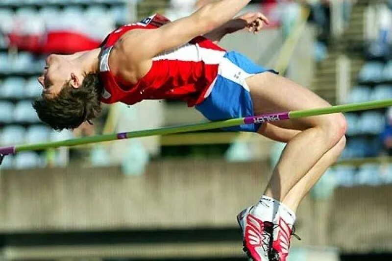 Прыжки через планку. Прыжки в высоту в школе фото. Прыжки в высоту физкультура. Прыжки в высоту в школе. Прыжки в высоту физра в школе.