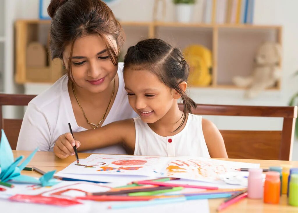 Are they teaching. Parent and child картина. дети творчество. творчество детей и родителей. дочка рисует.