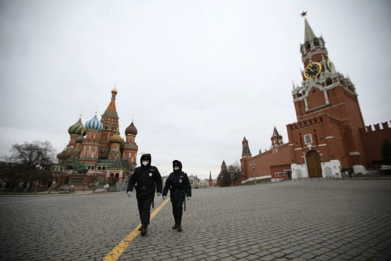 И станут первыми 9. Москва пустая красная площадь в карантин. Полиция на красной площади. Полицейские на красной площади. Самоизоляция в Москве.