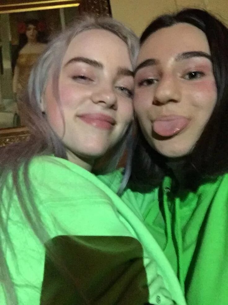 Билли эйлиш дипфэйк. Billie eilish с сестрой. Близнец билли айлиш. Billie eilish с сестрой. Сестра билли.