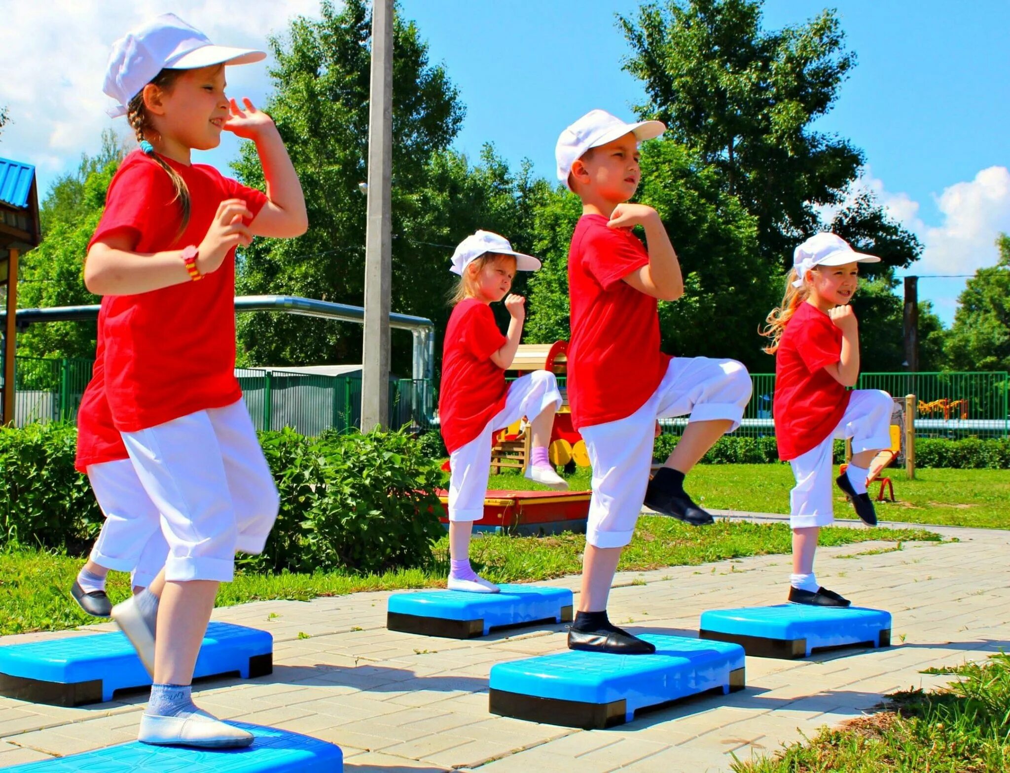 Развлечение здоровье. Летние развлечения для детей. Летние развлечения в детском саду. Спортивные занятия на свежем воздухе дети. Физкультура на улице для дошкольников.