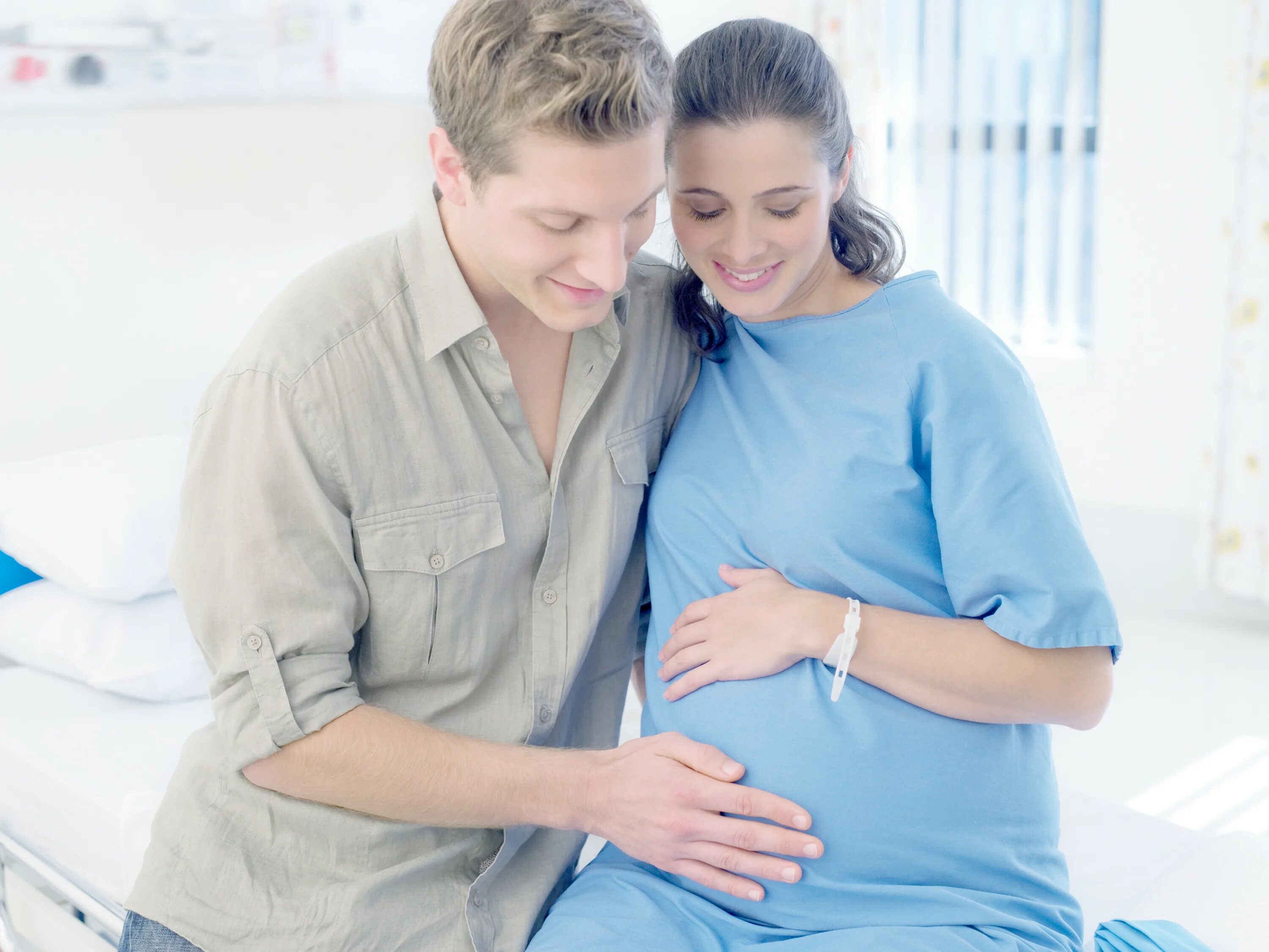 Беременные женщины в больнице. Мужчины при беременности жены
