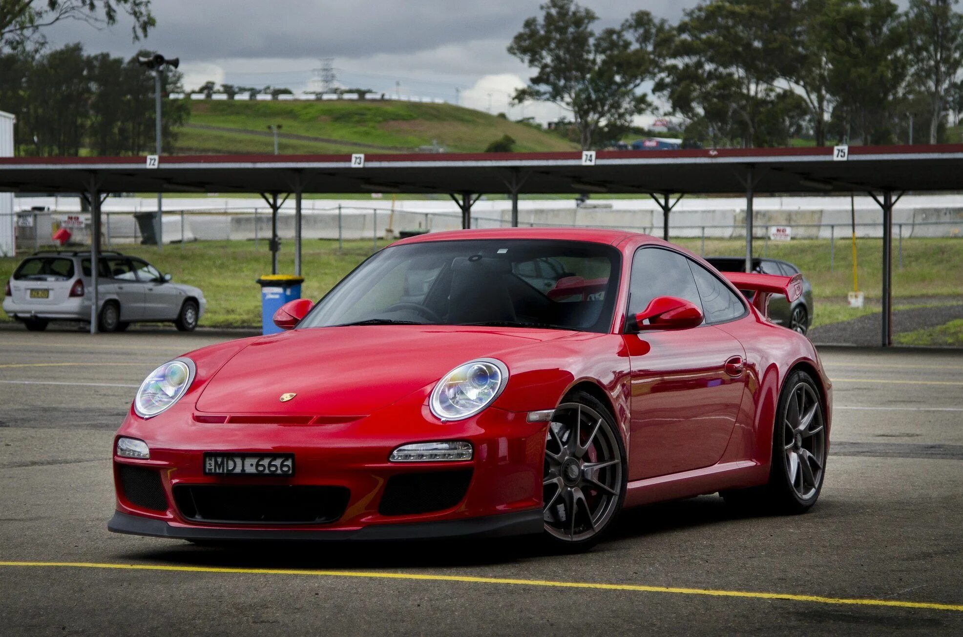 Два красных порше. Красный порш с белыми полосками. Желаю домик в польше два красных порша. Синий порш с красной крышей. Porsche 911 carrera gt3 rs.