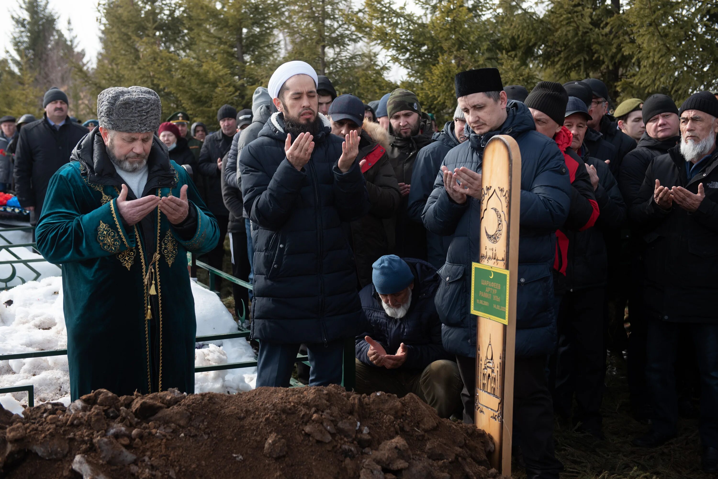 Простились с погибшим на Украине Артуром Шарафеевым. Похороны солдата в Набережных Челнах. В Набережных Челнах похоронили. Простились с погибшими в крокус