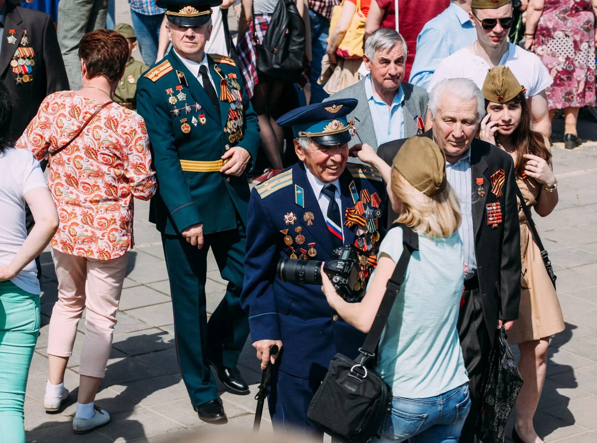 Празднование дня победы в городе. Празднование дня Победы. Празднование день Победы картинки. Фото празднования 9 мая. Традиции празднования дня Победы.