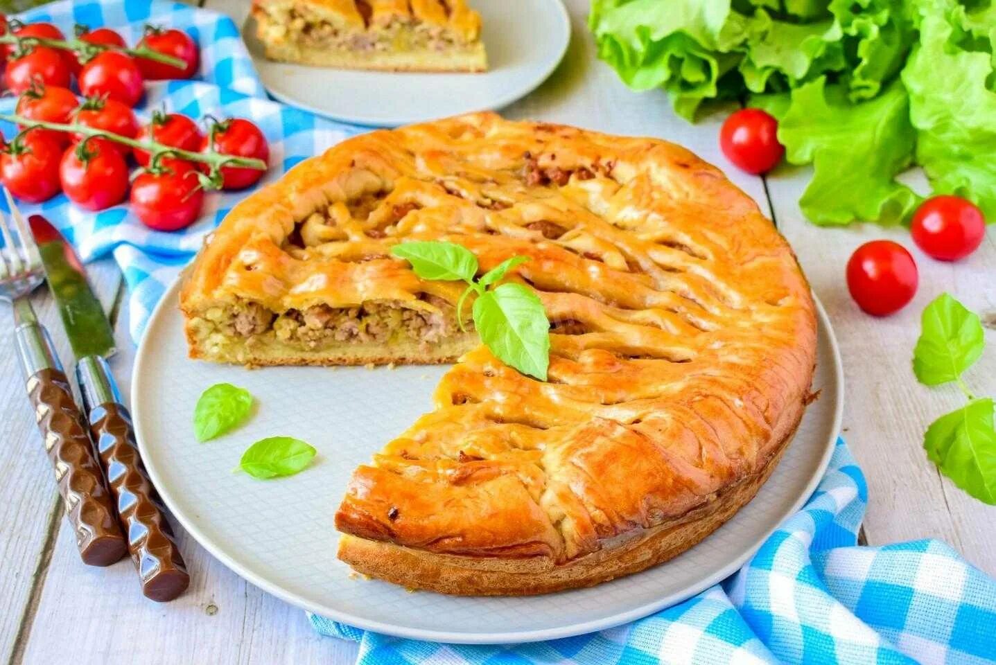 Пирог с капустой и картошкой в духовке. Пирог с капустой. капустный пирог. пирог с капустой картинки. пироги с капустой в духовке.