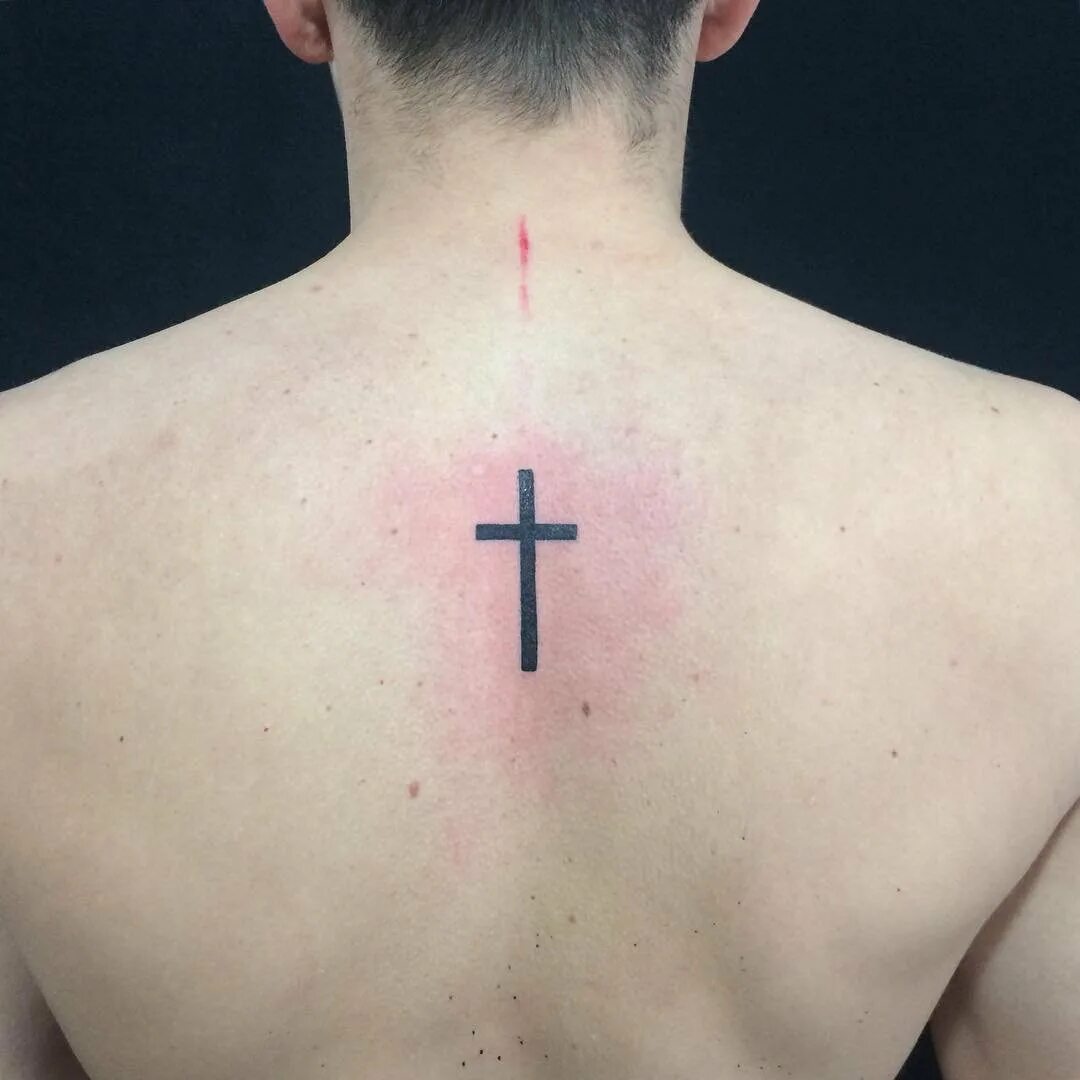 Татуировка крест на спине. Тату крестик на спине. тату крест на шее. тату крест на спине. тату крестик на шее.