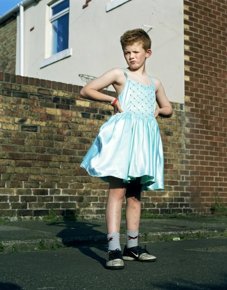 Женственный мальчик видео. Мальчик в платье. Мальчишки в платье. Маленькие мальчики в платьях. Юноша в платье.