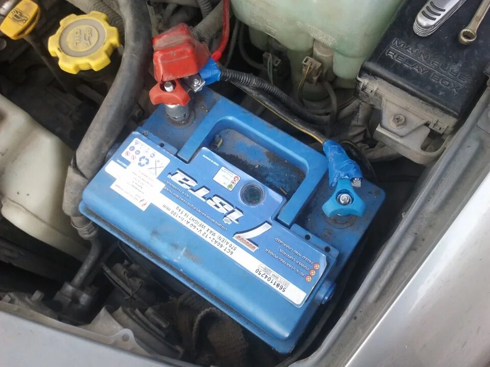 Отсоединять ли аккумулятор. Subaru Impreza клеммы АКБ. Субару Импреза аккумулятор. Плюсовая клемма аккумулятора Субару Импреза 1998. Elantra аккумулятор.