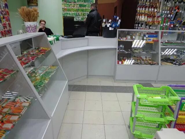 Продавец продуктов прилавочного типа. Кассовый прилавок. кассовая зона в строительном магазине. прикассовая зона в магазине прилавочного типа продуктов. маленький магазин техники дея.