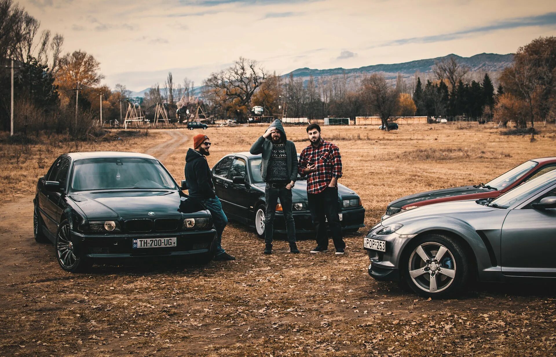 Another cars. Друзья в машине. Фотосессия друзей с автомобилями. Друзья рядом с машиной. Два друга в машине.