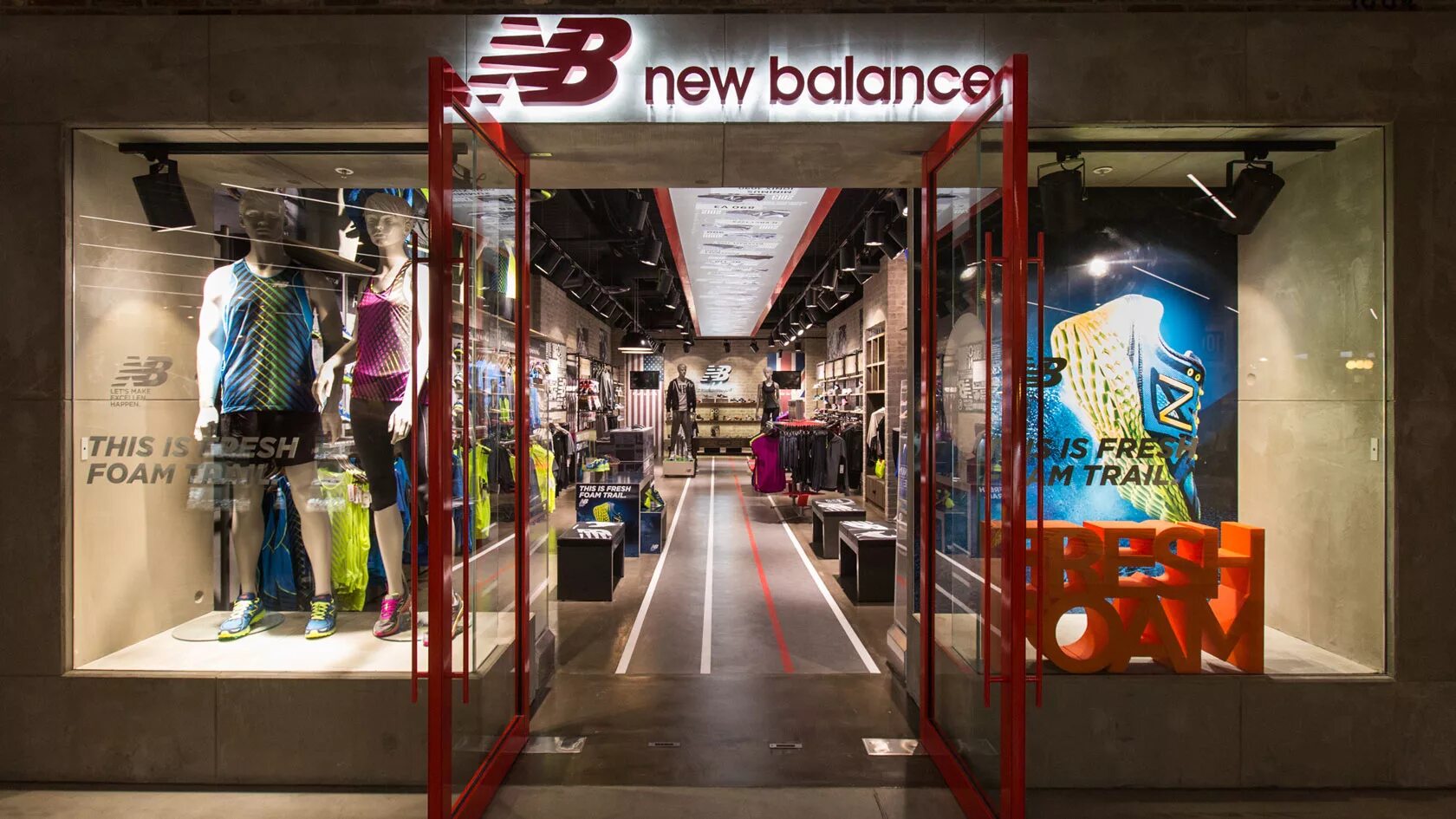 New shop 8. Нью бэланс витрина магазина. New Balance магазин. New Balance витрина магазина. New Balance вывеска.