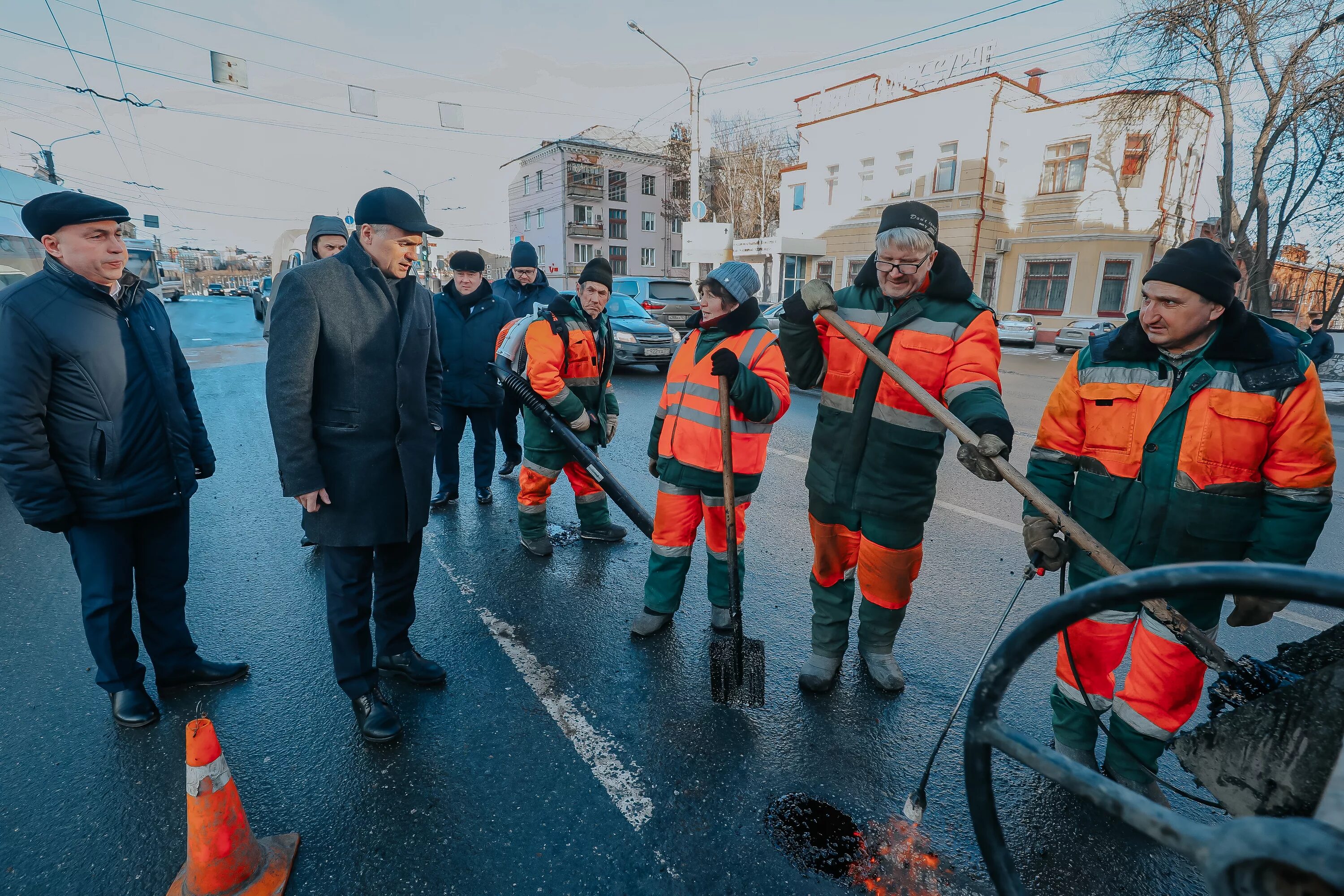 Бригада дорожников. Бригада дорожных Строителей. Дорожники ямочный ремонт. Чебоксары дороги.