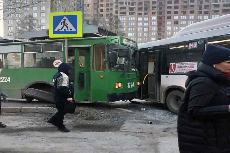 Автобус красное новосибирск. Троллейбус автобус. Троллейбус Новосибирск. ДТП троллейбус Красноярск. Автобус Новосибирск.