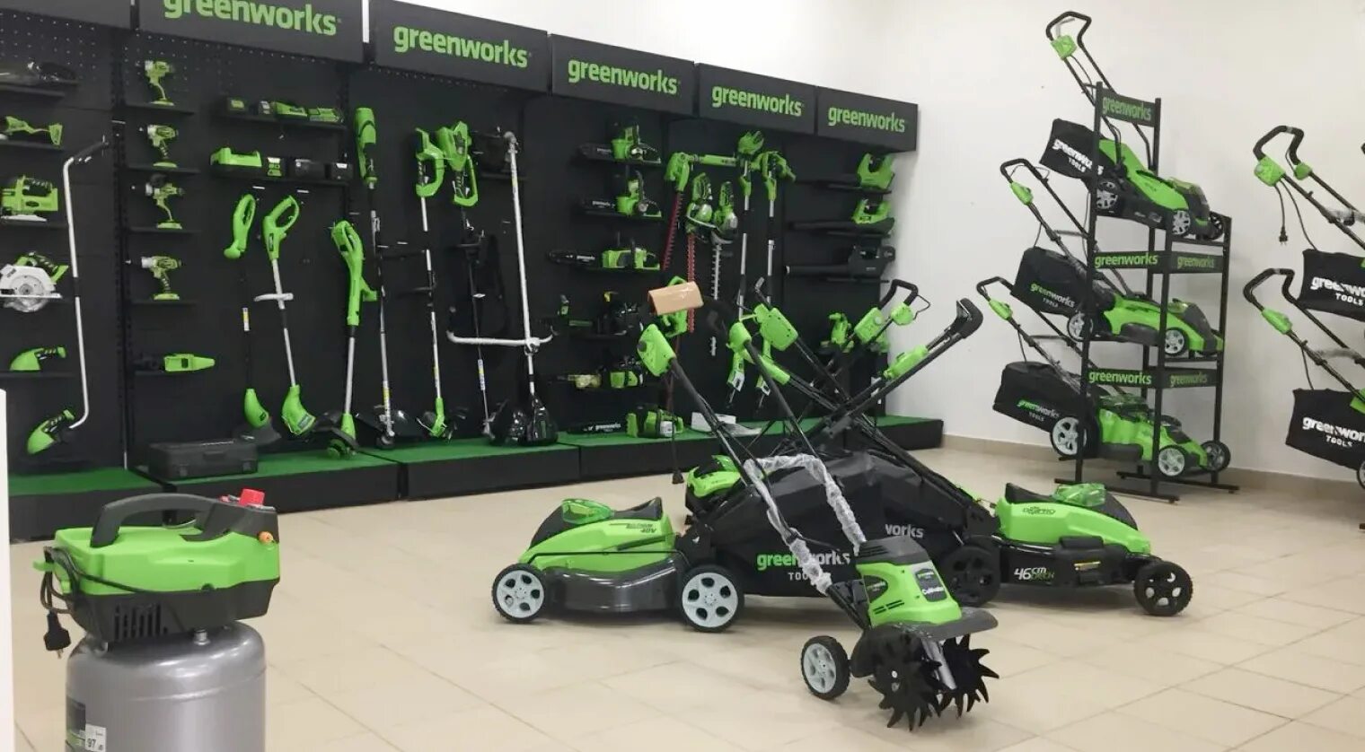 Магазин садовой техники адреса. Садовая техника. Садовая техника магазин. Магазины GREENWORKS. Гринворкс в магазине.