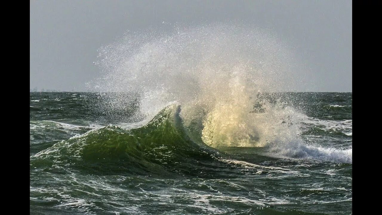 Звук шум моря слушать. Черное море шторм. Море в непогоду. Шум волн моря. Шумное море.