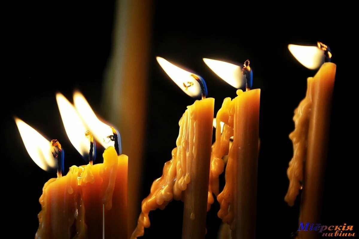Свечи горят ровно. Горящие свечи. Горящая свеча. Свеча горела. Свечи в храме.