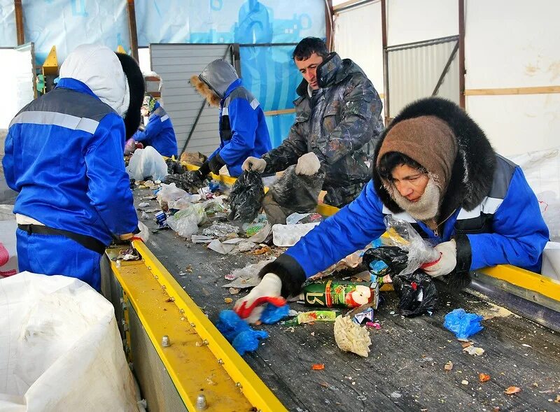 Сортировщик тбо. Мусороперерабатывающий завод в улан-удэ. Утилизация мусора в россии. Утилизация мусора. Работа на отходе.