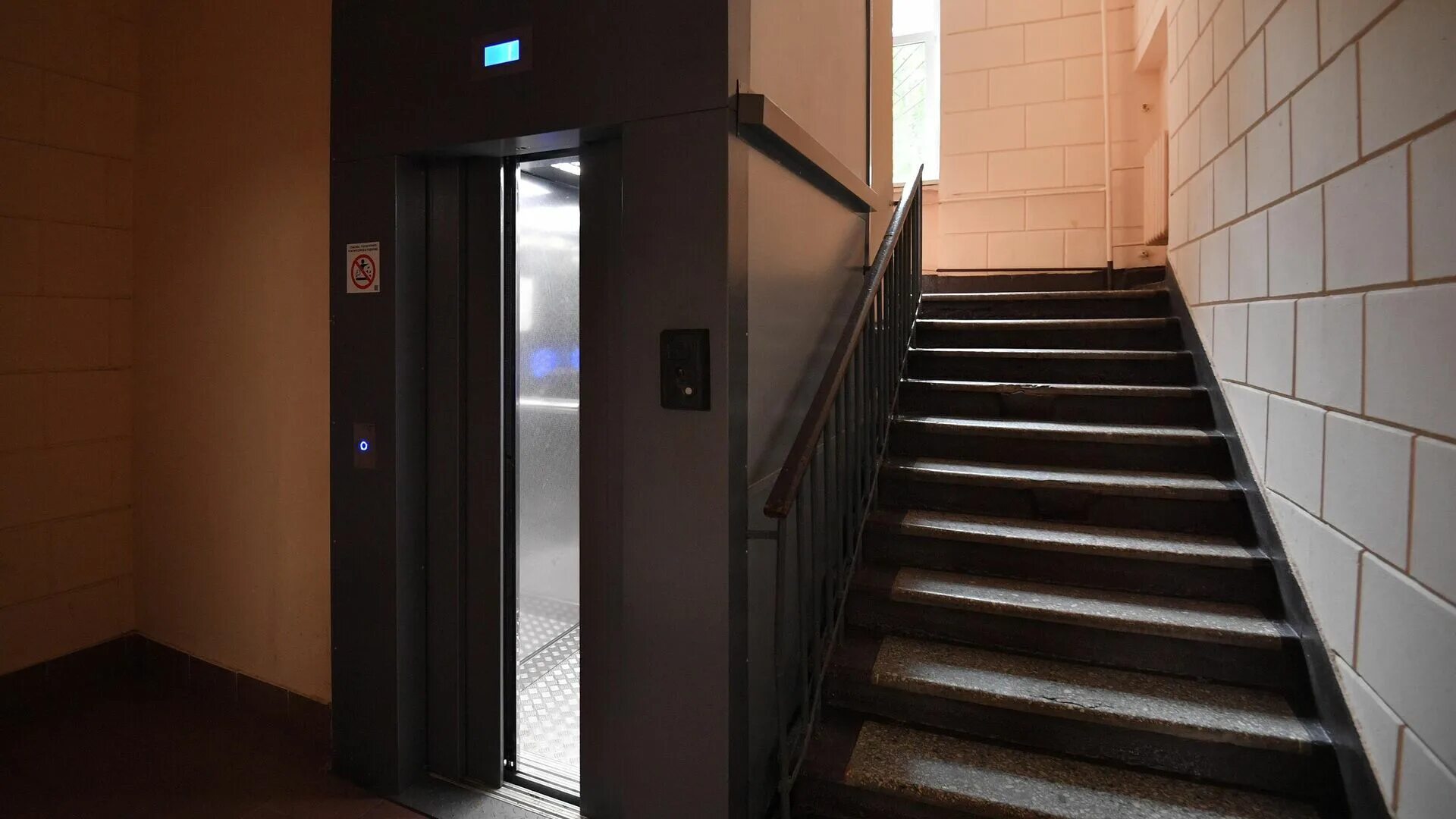 Расточная 22 2 подъезд лифт. Лифт в подъезде. Лифт в многоэтажном доме. Подъезд лофт.