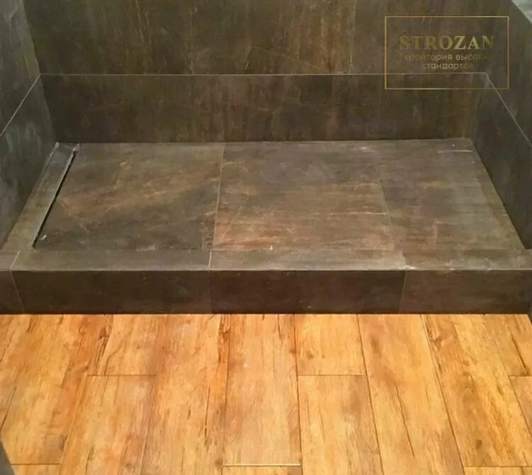 Душевой поддон без бортиков. Душевой поддон из керамогранита Kerama Marazzi. Душевые поддоны из плитки с бортиком. Душевой подиум из плитки. Душевой поддон из керамогранита.