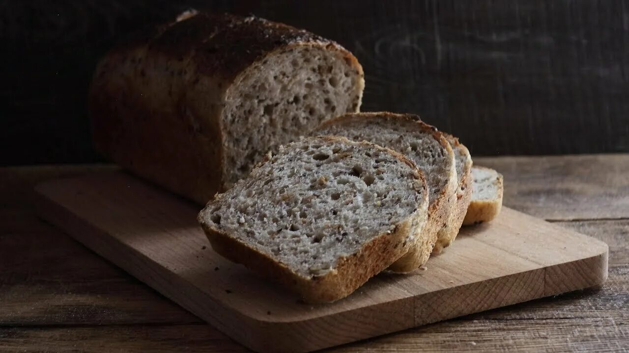 Пшеничный цельнозерновой хлеб на закваске. Хлеб цельнозерновой с семенами льна. Пшенично-ржаной хлеб подовый. Хлеб пшеничный цельнозерновой. Хлеб ржано-пшеничный подовый.